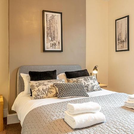 3 Bedroom Home Sleeps 5 Close To Chester City Centre Welcomes Couples, Small Groups, Families And Contractors المظهر الخارجي الصورة