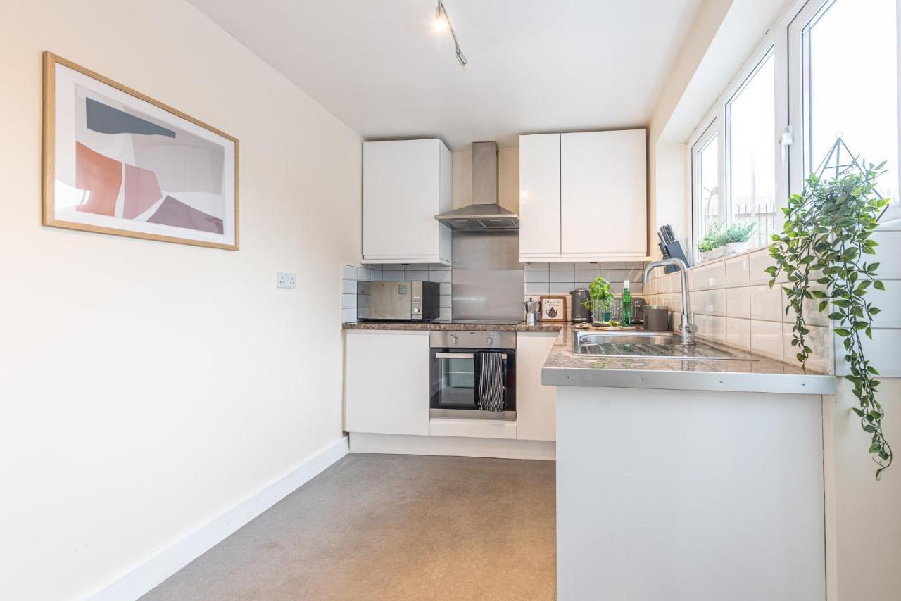 3 Bedroom Home Sleeps 5 Close To Chester City Centre Welcomes Couples, Small Groups, Families And Contractors المظهر الخارجي الصورة