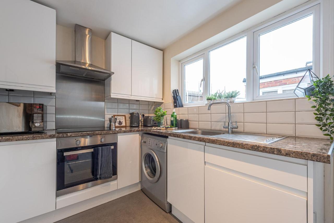 3 Bedroom Home Sleeps 5 Close To Chester City Centre Welcomes Couples, Small Groups, Families And Contractors المظهر الخارجي الصورة