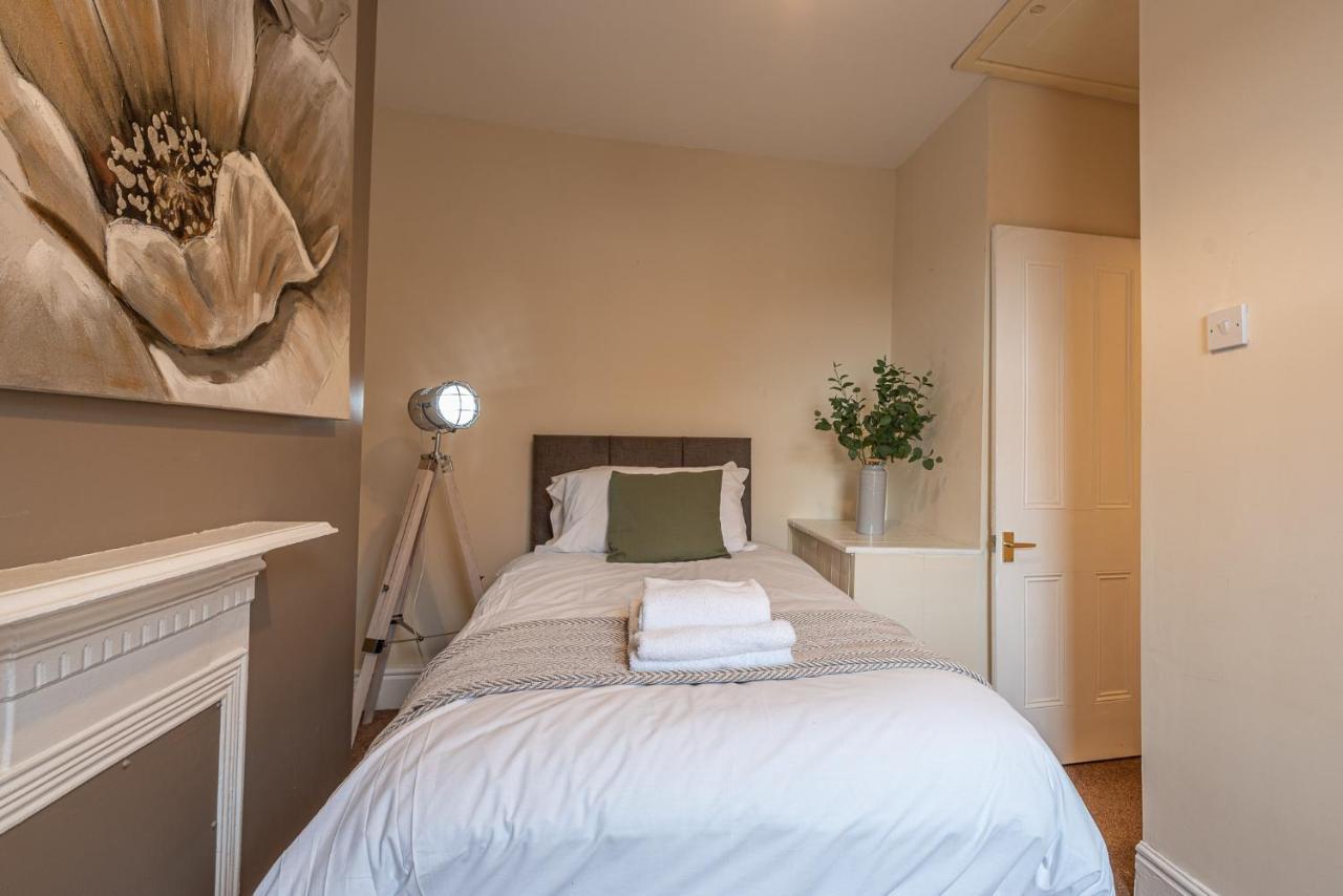 3 Bedroom Home Sleeps 5 Close To Chester City Centre Welcomes Couples, Small Groups, Families And Contractors المظهر الخارجي الصورة