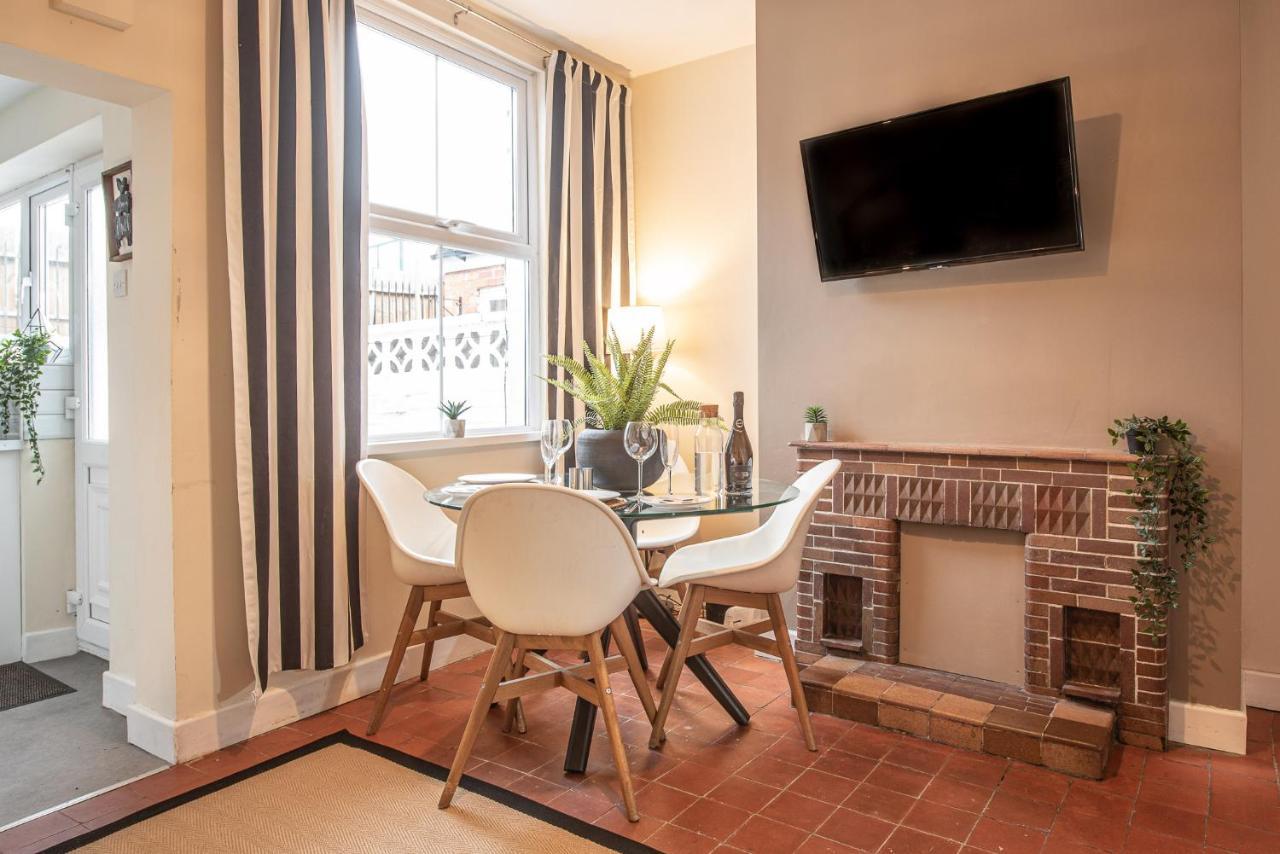 3 Bedroom Home Sleeps 5 Close To Chester City Centre Welcomes Couples, Small Groups, Families And Contractors المظهر الخارجي الصورة