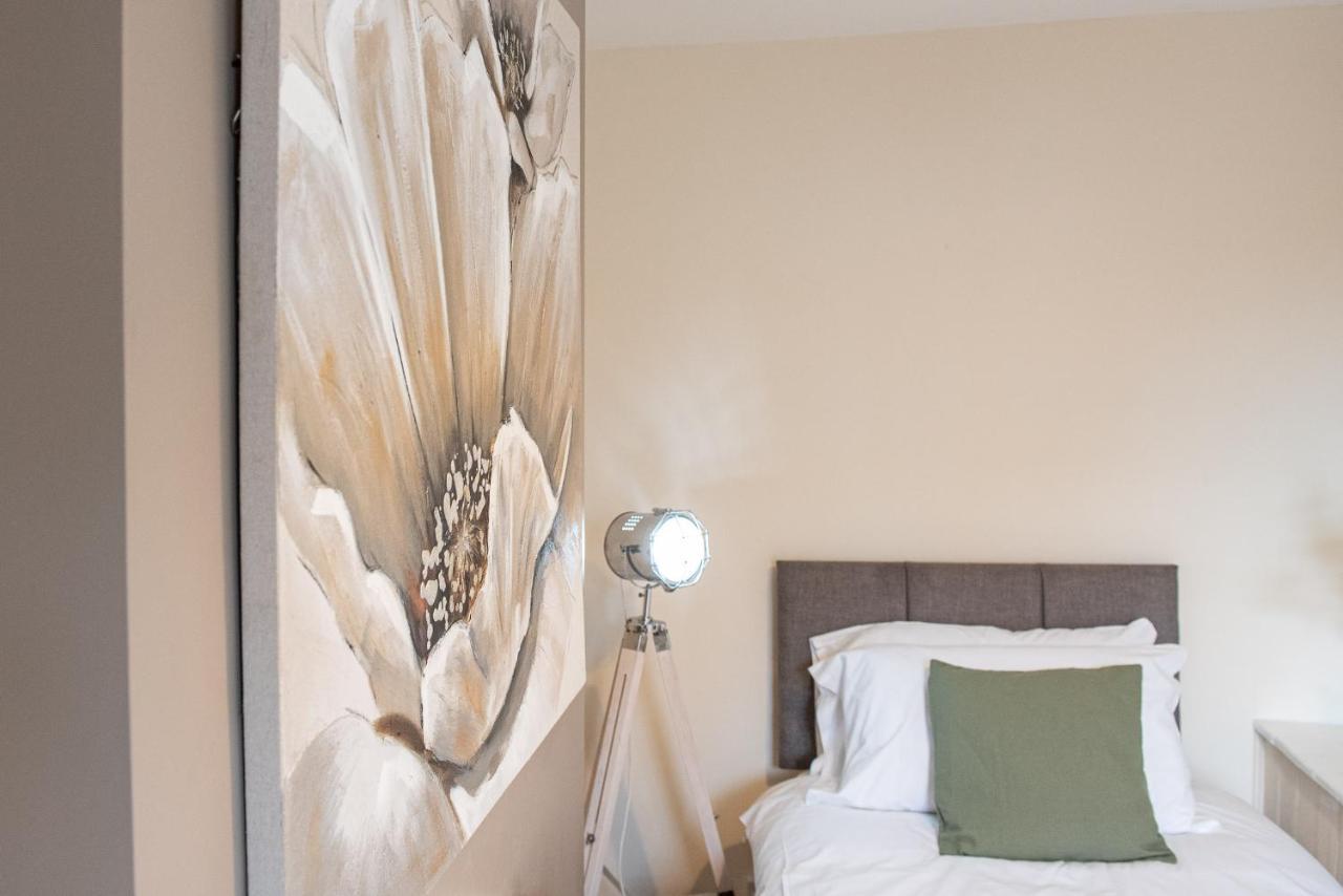 3 Bedroom Home Sleeps 5 Close To Chester City Centre Welcomes Couples, Small Groups, Families And Contractors المظهر الخارجي الصورة