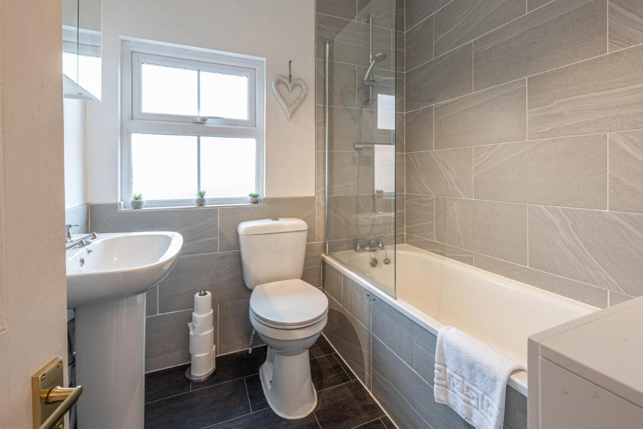 3 Bedroom Home Sleeps 5 Close To Chester City Centre Welcomes Couples, Small Groups, Families And Contractors المظهر الخارجي الصورة