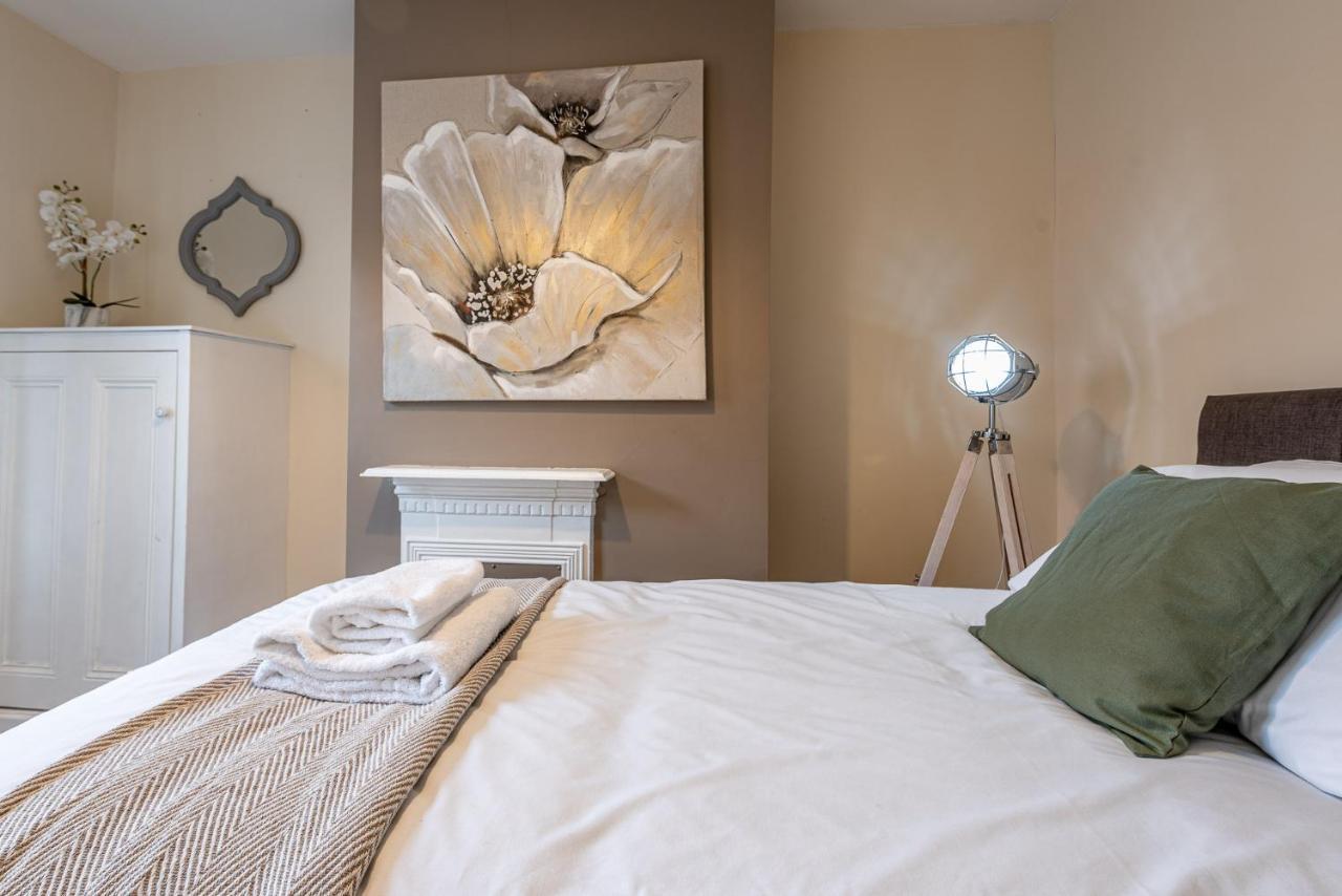 3 Bedroom Home Sleeps 5 Close To Chester City Centre Welcomes Couples, Small Groups, Families And Contractors المظهر الخارجي الصورة