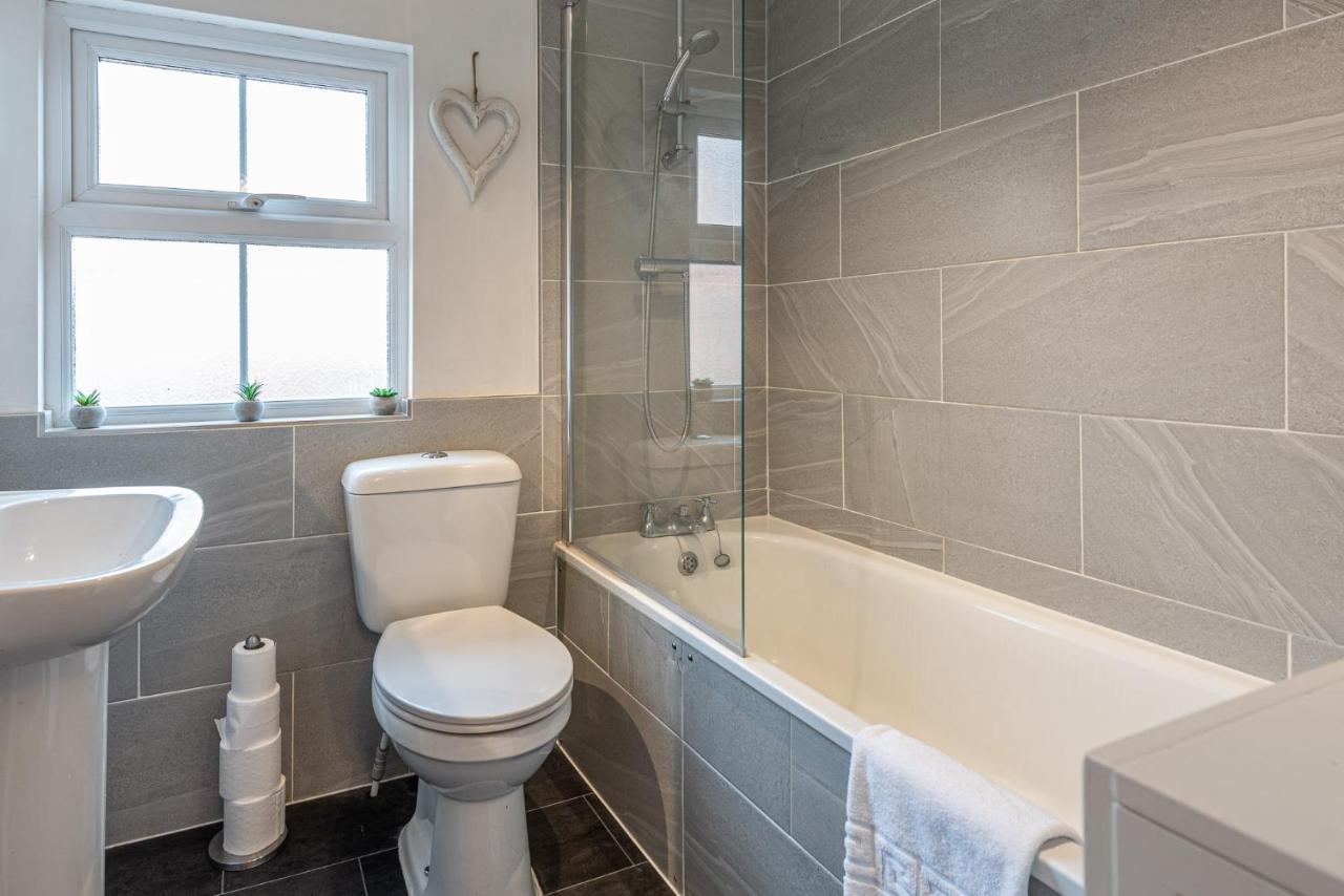 3 Bedroom Home Sleeps 5 Close To Chester City Centre Welcomes Couples, Small Groups, Families And Contractors المظهر الخارجي الصورة